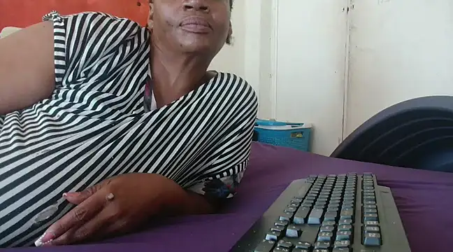 Snapshot of tinagiant chatting on 02.21.25 tinagiant online show from 02.21.25