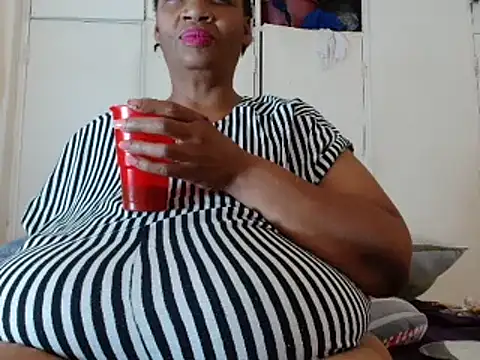 Snapshot of tinagiant chatting on 03.01.25 tinagiant online show from 03.01.25