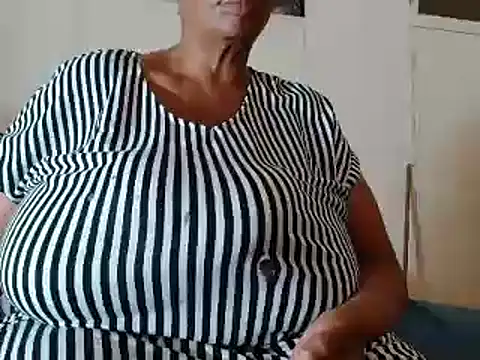 Snapshot of tinagiant chatting on 03.21.25 tinagiant online show from 03.21.25