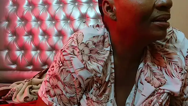 Snapshot of tinagiant chatting on 09.10.25 tinagiant online show from 09.10.25