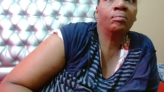 Snapshot of tinagiant chatting on 09.16.25 tinagiant online show from 09.16.25