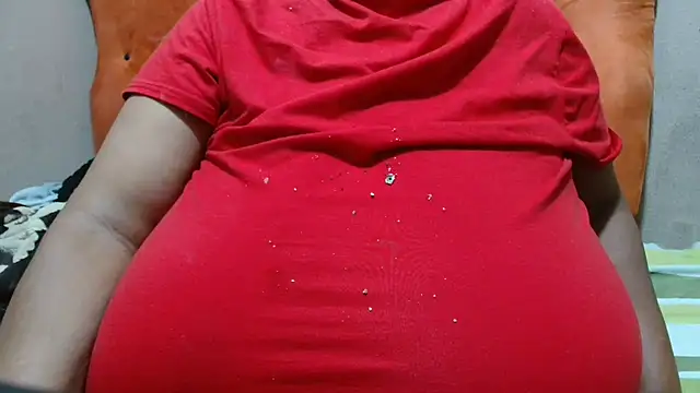 Snapshot of tinagiant chatting on 09.27.25 tinagiant online show from 09.27.25