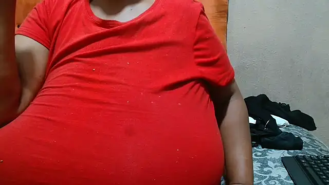 Snapshot of tinagiant chatting on 09.28.25 tinagiant online show from 09.28.25