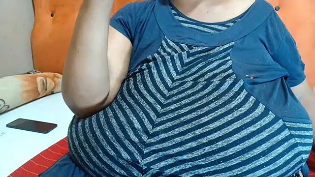 Snapshot of tinagiant chatting on 10.15.25 tinagiant online show from 10.15.25