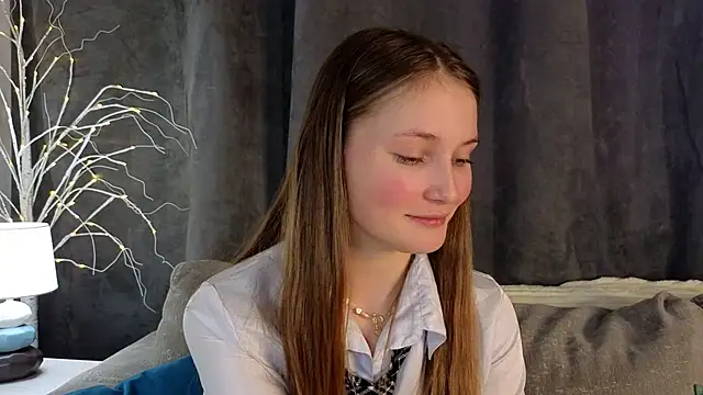 Snapshot of MonaEldon chatting on 12.11.24 MonaEldon online show from 12.11.24