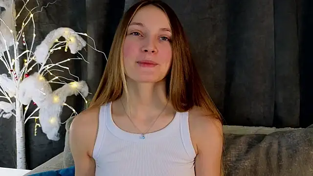 Snapshot of MonaEldon chatting on 01.06.25 MonaEldon online show from 01.06.25