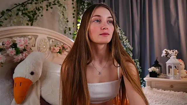 Snapshot of MonaEldon chatting on 11.07.25 MonaEldon online show from 11.07.25