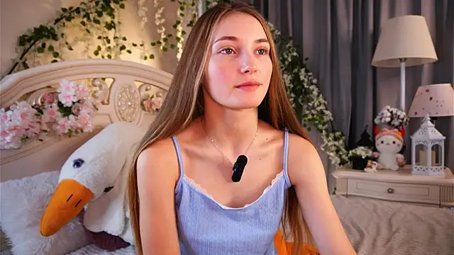 Snapshot of MonaEldon chatting on 11.11.25 MonaEldon online show from 11.11.25