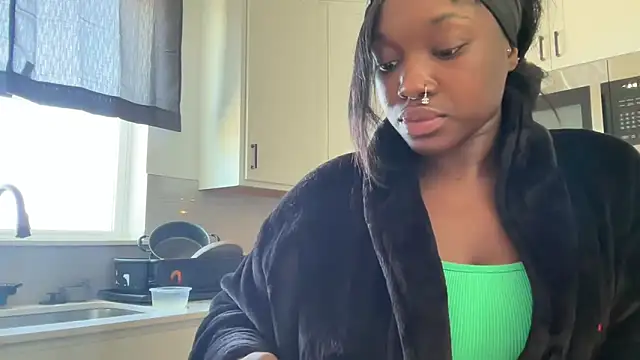 Snapshot of londonsfantasy chatting on 04.10.26 londonsfantasy online show from 04.10.26