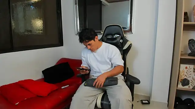 Snapshot of julian_wallace chatting on 02.06.26 julian wallace online show from 02.06.26