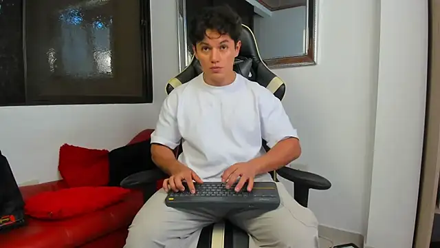 Snapshot of julian_wallace chatting on 02.07.26 julian wallace online show from 02.07.26