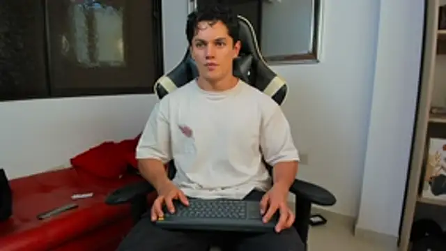 Snapshot of julian_wallace chatting on 02.08.26 julian wallace online show from 02.08.26