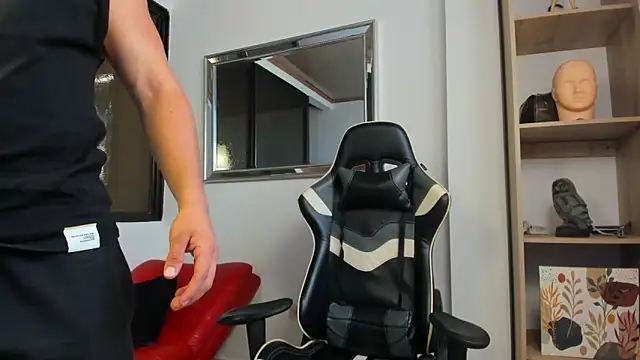 Snapshot of julian_wallace chatting on 02.10.26 julian wallace online show from 02.10.26