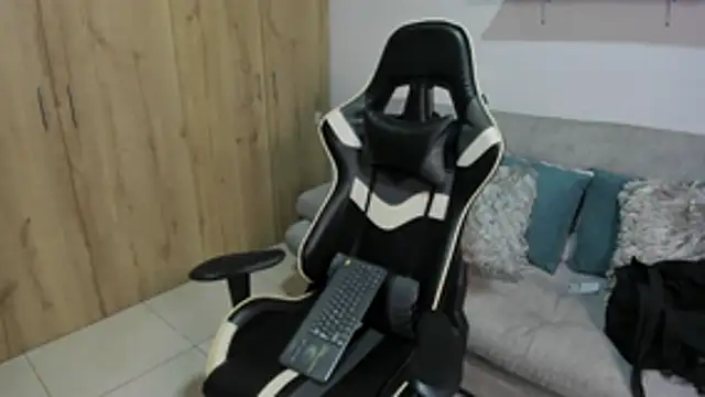 Snapshot of julian_wallace chatting on 02.23.26 julian wallace online show from 02.23.26