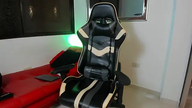 Snapshot of julian_wallace chatting on 02.25.26 julian wallace online show from 02.25.26