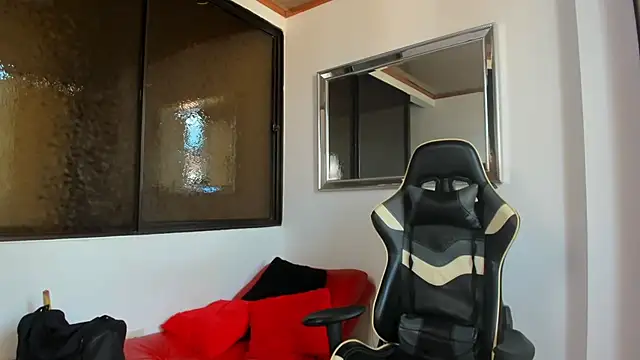 Snapshot of julian_wallace chatting on 02.28.26 julian wallace online show from 02.28.26