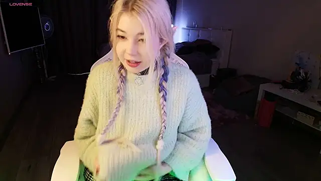 Snapshot of EvaSweetys chatting on 12.13.24 EvaSweetys online show from 12.13.24