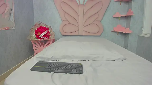 Snapshot of MaddyCute4u chatting on 02.14.25 MaddyCute4u online show from 02.14.25