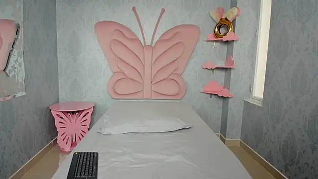 Snapshot of MaddyCute4u chatting on 02.19.25 MaddyCute4u online show from 02.19.25