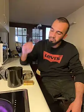 Snapshot of donnuozfutura chatting on 02.05.25 donnuozfutura online show from 02.05.25