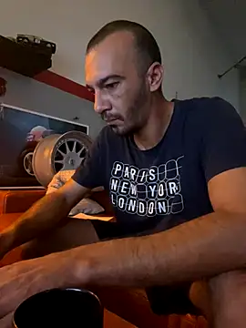 Snapshot of donnuozfutura chatting on 10.05.25 donnuozfutura online show from 10.05.25