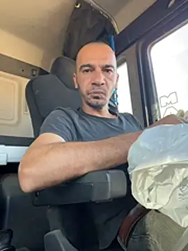 Snapshot of donnuozfutura chatting on 11.11.25 donnuozfutura online show from 11.11.25