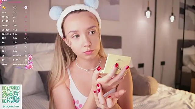 HollisBeckett online show from 10.12.25