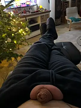 Snapshot of rundum40 chatting on 12.13.24 rundum40 online show from 12.13.24