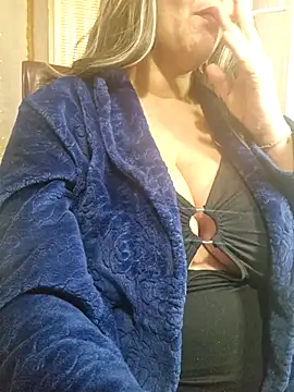 Snapshot of Foxlady2271 chatting on 02.28.25 Foxlady2271 online show from 02.28.25