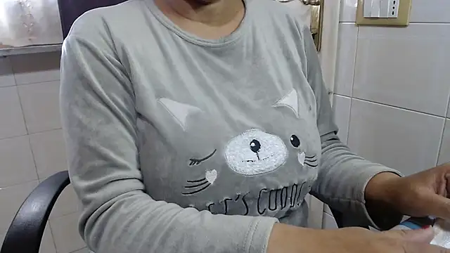 Snapshot of Foxlady2271 chatting on 11.09.25 Foxlady2271 online show from 11.09.25