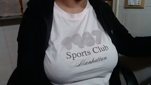 Snapshot of Foxlady2271 chatting on 11.13.25 Foxlady2271 online show from 11.13.25