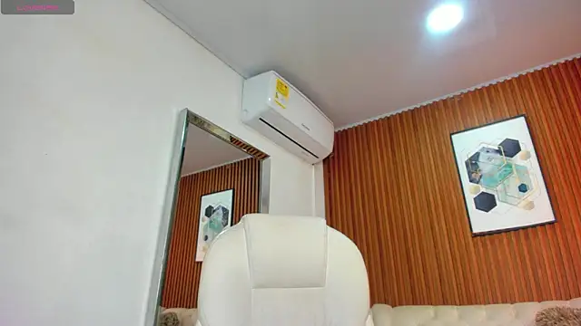 Snapshot of RoxannaHanson chatting on 12.04.24 RoxannaHanson online show from 12.04.24