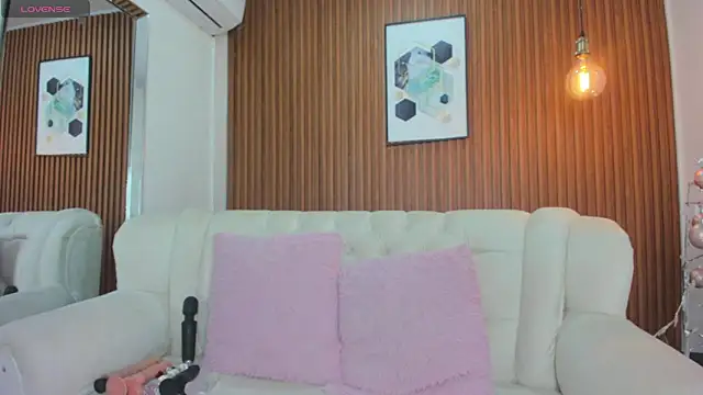 Snapshot of RoxannaHanson chatting on 12.11.24 RoxannaHanson online show from 12.11.24