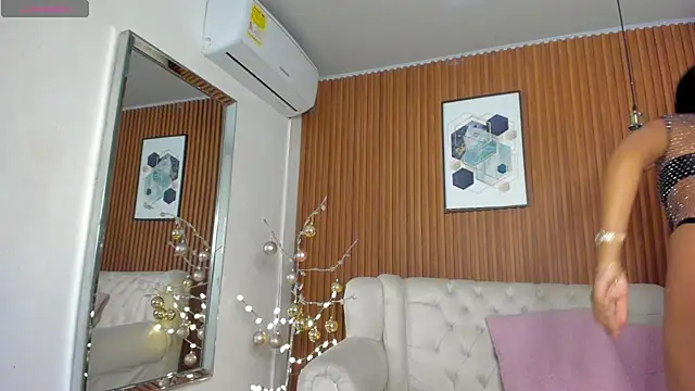 Snapshot of RoxannaHanson chatting on 12.12.24 RoxannaHanson online show from 12.12.24