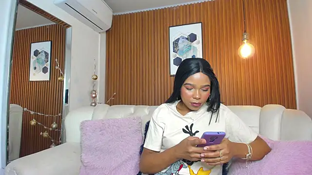 Snapshot of RoxannaHanson chatting on 12.15.24 RoxannaHanson online show from 12.15.24