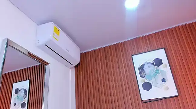 Snapshot of RoxannaHanson chatting on 02.28.25 RoxannaHanson online show from 02.28.25