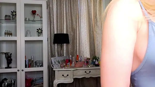 AnneFoxy online show from 02.04.26