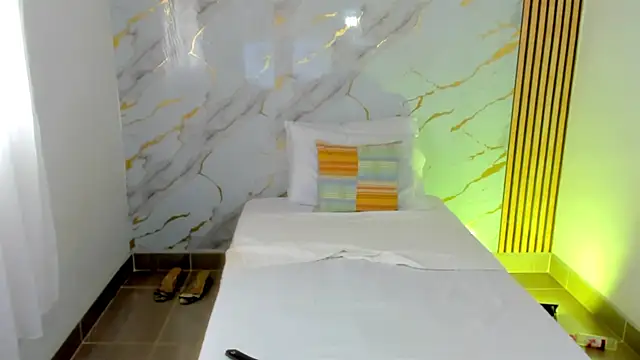 Snapshot of coralcarter1 chatting on 10.30.25 coralcarter1 online show from 10.30.25