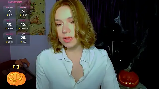 Snapshot of TaylorBre chatting on 11.02.25 TaylorBre online show from 11.02.25