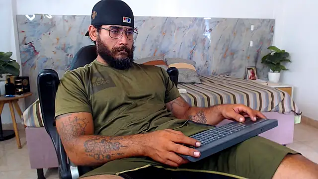 Snapshot of hanz_col chatting on 04.19.26 hanz col online show from 04.19.26