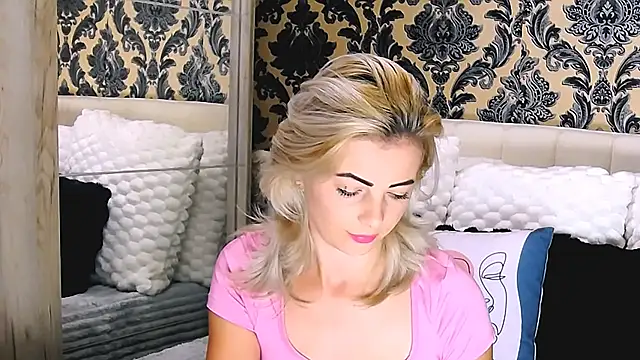 Snapshot of Aly_girl1 chatting on 09.22.25 Aly girl1 online show from 09.22.25