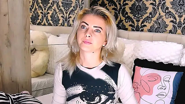 Snapshot of Aly_girl1 chatting on 10.04.25 Aly girl1 online show from 10.04.25