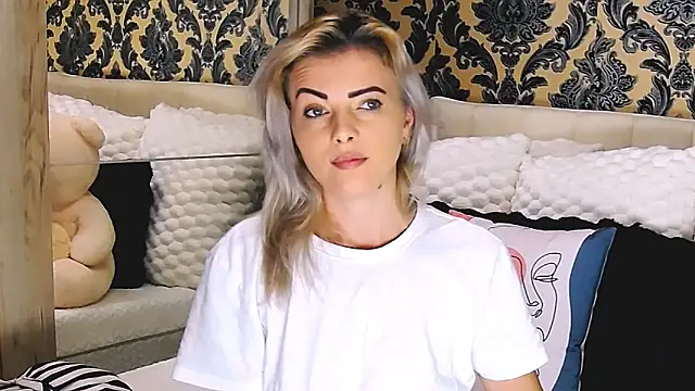 Snapshot of Aly_girl1 chatting on 10.13.25 Aly girl1 online show from 10.13.25