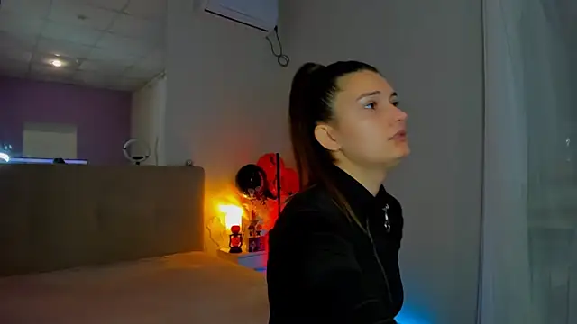 Laura Leee online show from 11.06.25