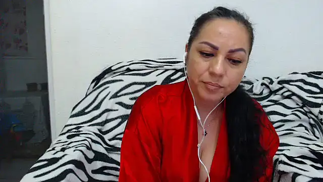 Snapshot of MissElla chatting on 05.22.26 MissElla online show from 05.22.26