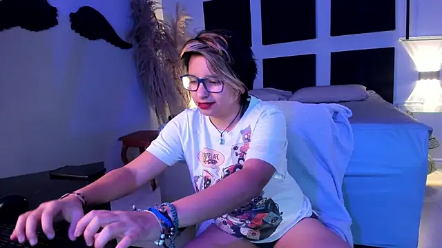 Snapshot of NovaGlitz chatting on 12.04.24 NovaGlitz online show from 12.04.24