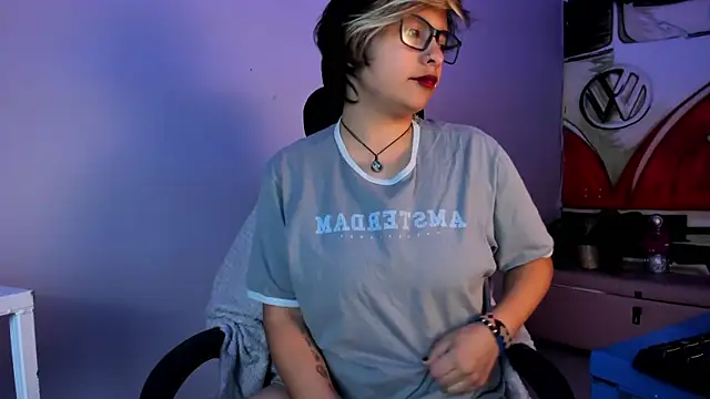 Snapshot of NovaGlitz chatting on 12.11.24 NovaGlitz online show from 12.11.24