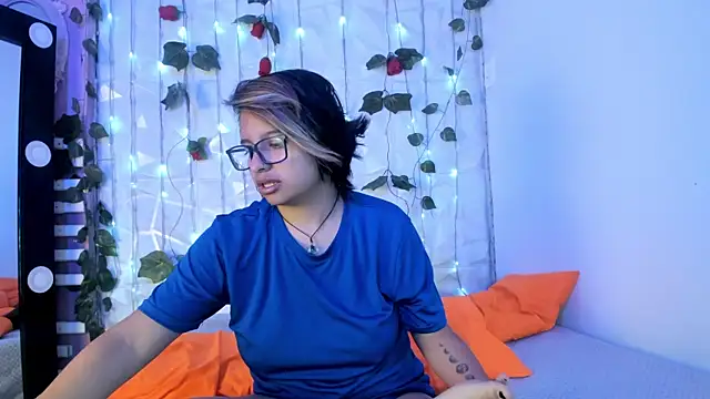 Snapshot of NovaGlitz chatting on 01.23.25 NovaGlitz online show from 01.23.25