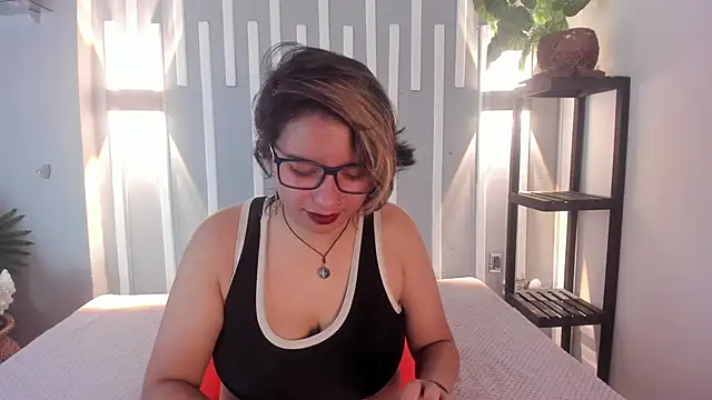 Snapshot of NovaGlitz chatting on 02.05.25 NovaGlitz online show from 02.05.25