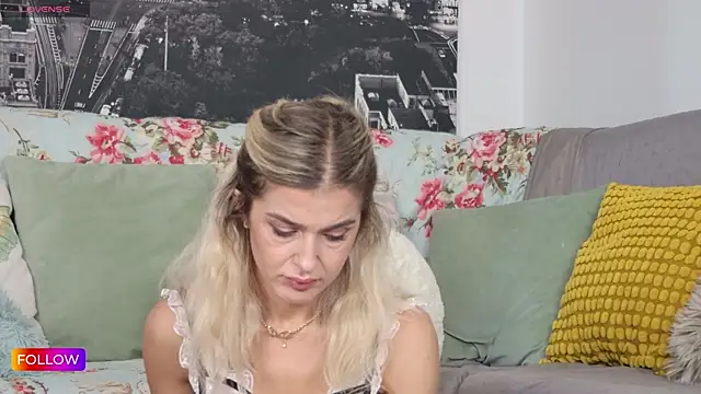 Snapshot of Sarah-Hart chatting on 09.16.25 Sarah-Hart online show from 09.16.25